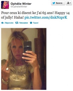 Ophélie Winter tend un doigt sur Twitter