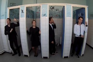 NOFX : un medley a capella de 15 titres du groupe dans des toilettes