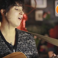 Laura Cahen – « Ça dépend des saisons » en session acoustique